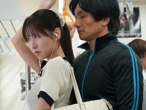 Ngón tay điêu luyện của kẻ biến thái khiến em nữ học sinh “nứng” trên chuyến tàu điện