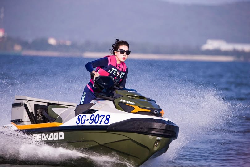 Nữ thần tuyệt vời nhất đang đến, với bộ ngực đẹp, đôi chân dài và lỗ hồng hổ trắng...